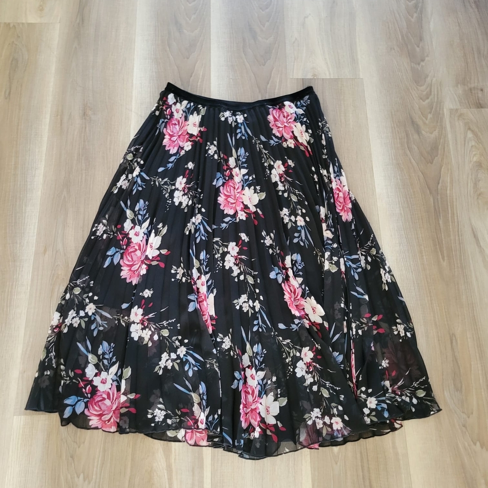 White House Black Market Chic Pleated Skirt Size M